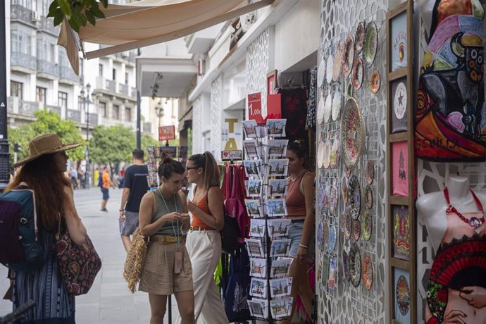 Archivo - Turistas en tiendas de souvenirs, en foto de archivo, como imagen de recurso.