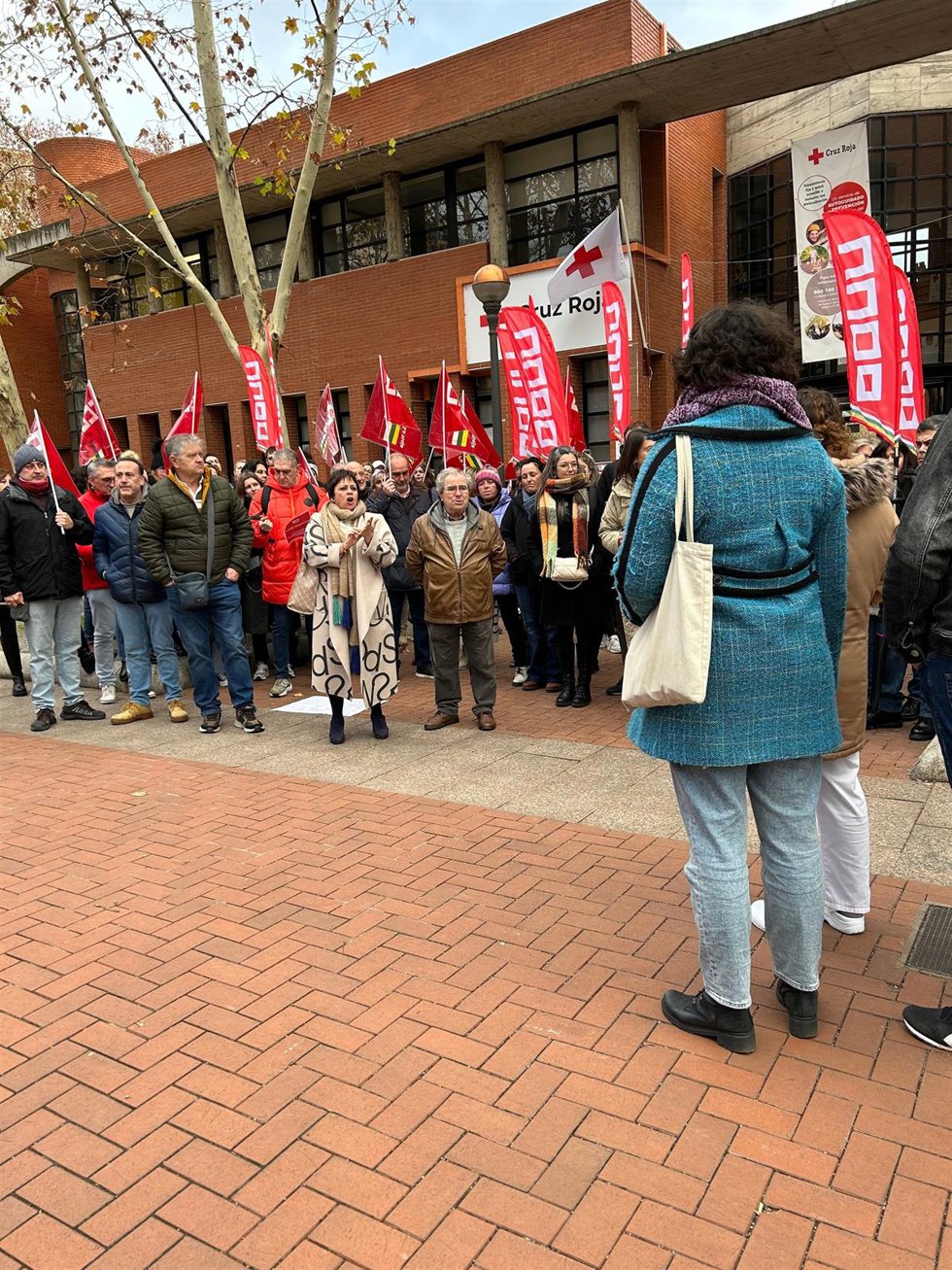Concentración ante Cruz Roja tras 14 despidos