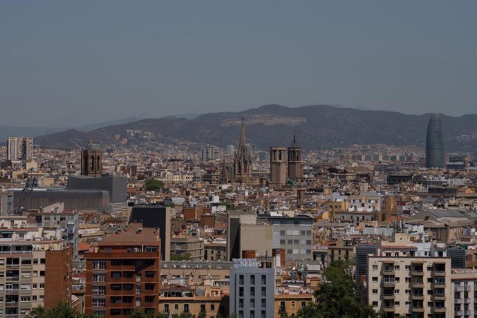Archivo - Varios edificios de viviendas vistos desde el mirador del Poble Sec de Barcelona