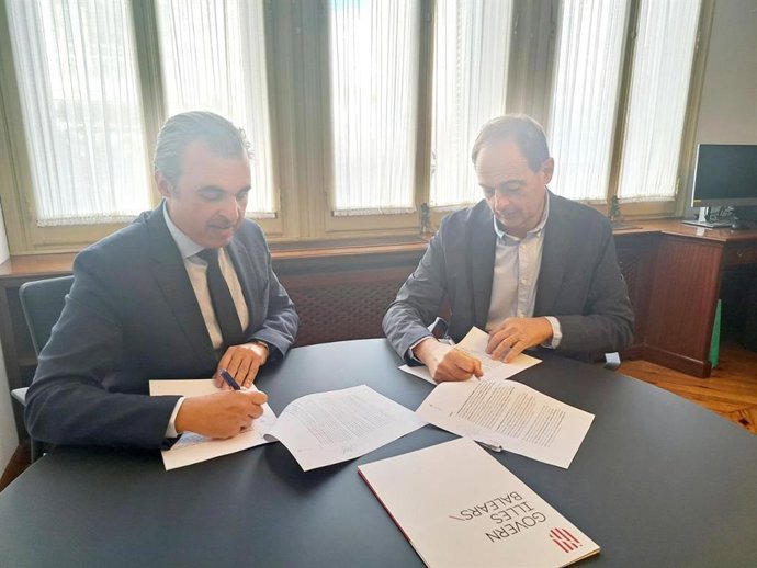 El conseller de Educación y Universidades, Antoni Vera, y el decano del Copib, Javier Torres, en la firma del convenio.