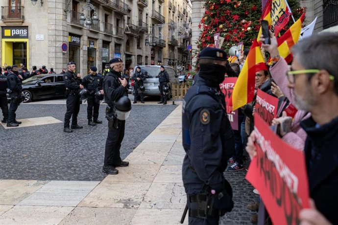La llegada de los presidentes del Gobierno y de la Generalitat, Pedro Sánchez y Pere Aragons, a la plaza de Sant Jaume