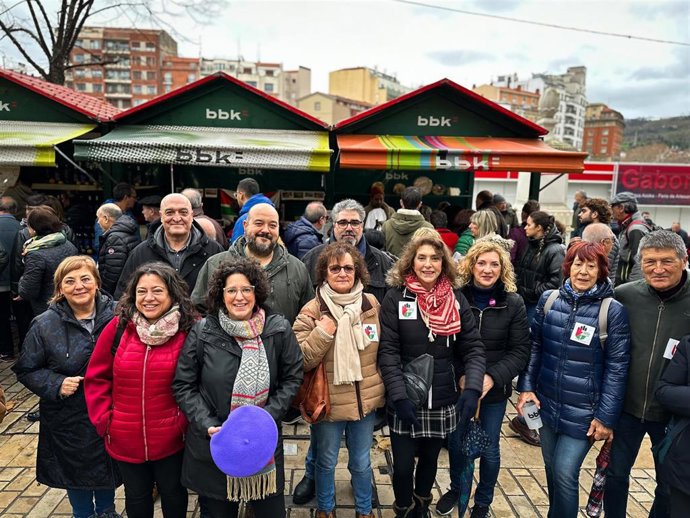 Richar Vaquero, acompañado de un grupo de militantes de Podemos Bizkaia, ha visitado la feria de Santo Tomás en Bilbao.