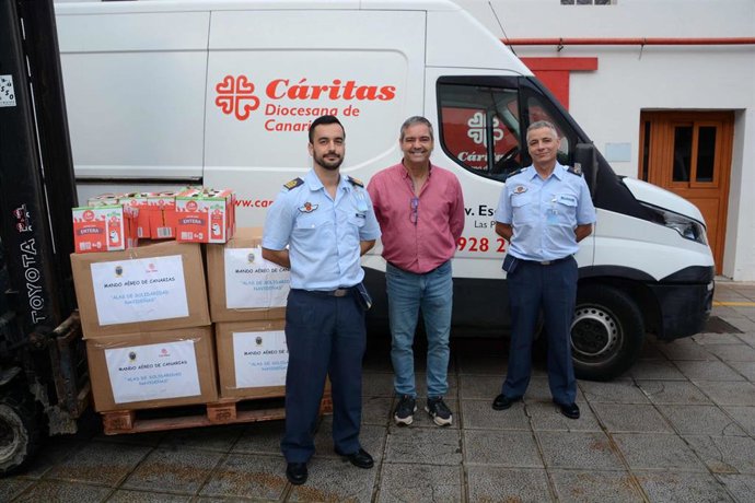 Representantes del Mando Aéreo de Canarias hacen entrega a Cáritas de los productos recogidos en la campaña solidaria de Navidad