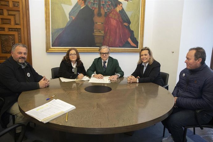 El presidente de la Diputación de Córdoba, Salvador Fuentes (centro), en la firma de uno de los convenios.