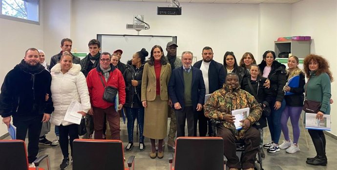 Responsables de AVRA entregan las llaves de 16 viviendas de un edificio del Polígono Sur rehabilitado por la Junta de Andalucía.