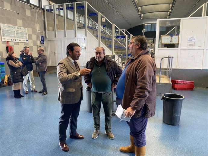 Visita del  delegado de Sostenibilidad, Medio Ambiente y Economía Azul de la Junta en Huelva, Pedro Yórquez, a la lonja de Isla Cristina (Huelva).