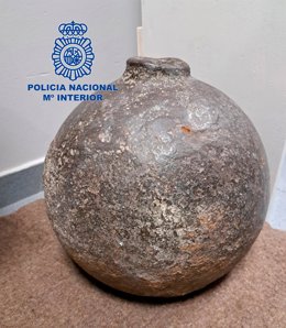 Imagen del artefacto requisado por la Policía Nacional en el archivo municipal de Pamplona.