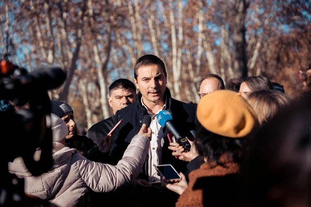El portavoz del PSOE en la Asamblea, Juan Lobato, durante una sesión plenaria, en la Asamblea de Madrid, a 21 de diciembre de 2023, en Madrid (España).