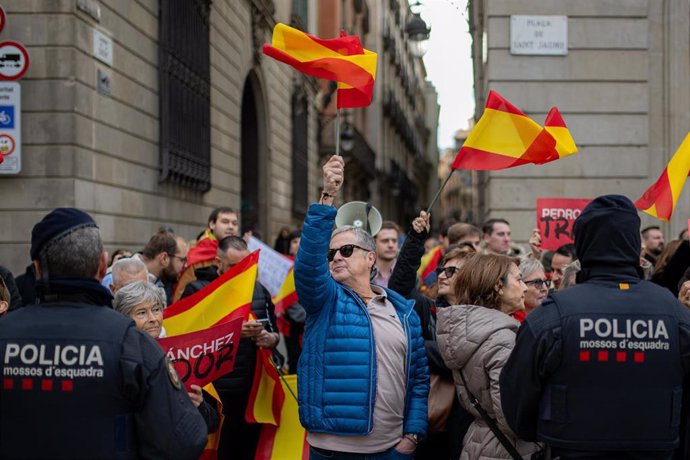 Dos agentes de los Mossos d'Esquadra durante una protesta convocada por Revuelta frente al Palau de la Generalitat