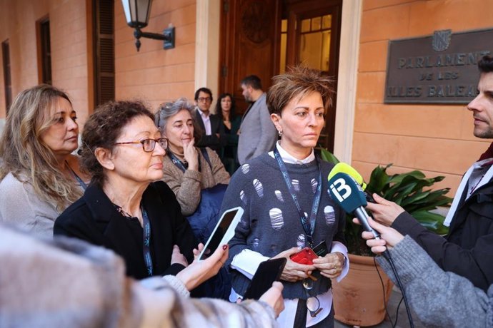 La secretaria de Políticas Públicas y Salud Laboral de CCOO, Eva Cerdeiriña, y la vicesecretaria general y secretaria de Políticas Sociales e Igualdad de UGT, Xisca Garí.