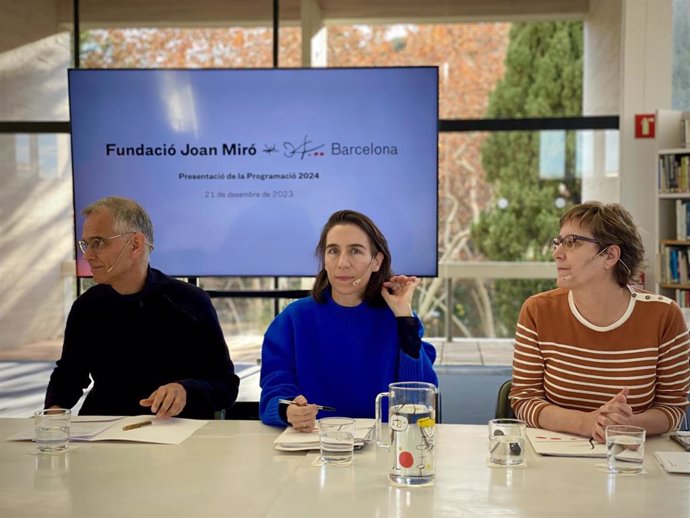 El director de la Fundació Joan Miró, Marko Daniel, junto a la jefa artística, Ana Ara, y la jefa de colecciones, Teresa Montaner, en la presentación de la programación para 2024