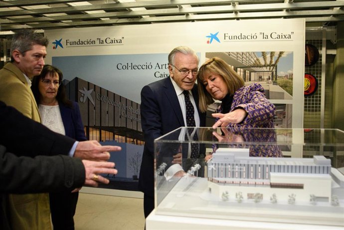 Fainé y Marín comentan la maqueta