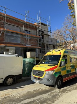 Herido muy grave un obrero al caer desde una construcción de 8 metros