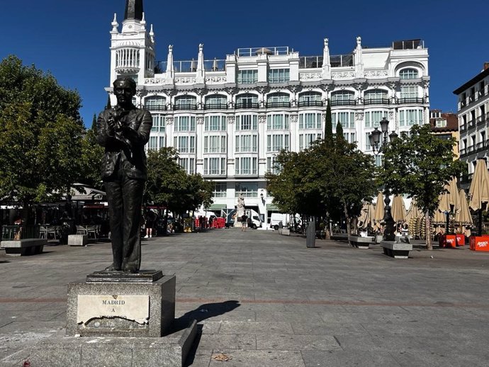 Archivo - Un camión de la basura daña accidentalmente la escultura dedicada a Lorca en la plaza de Santa Ana