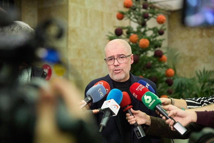 El secretario general de CCOO, Unai Sordo, atiende a los medios antes de la reunión con la mesa de diálogo social, a 18 de diciembre de 2023, en Madrid (españa). A esta reunión han sido convocados los responsables de las organizaciones sindicales, CCOO 