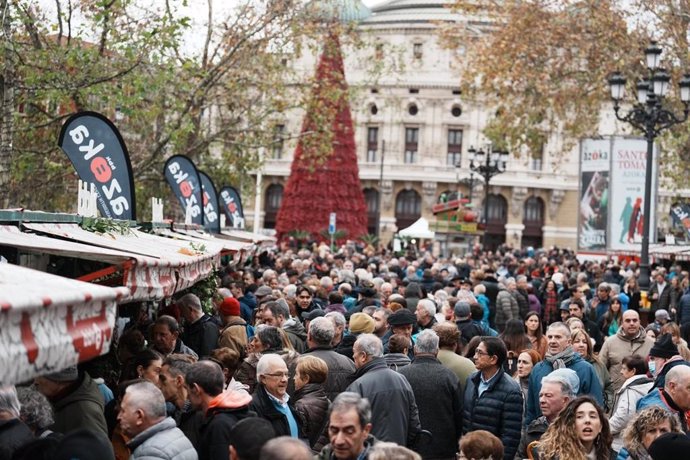 Multitud de asistentes recorren los puestos de la Feria de Santo Tomás en Bilbao