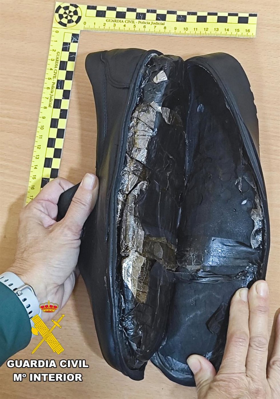 Uno de los zapatos manipulados para esconder el hachís