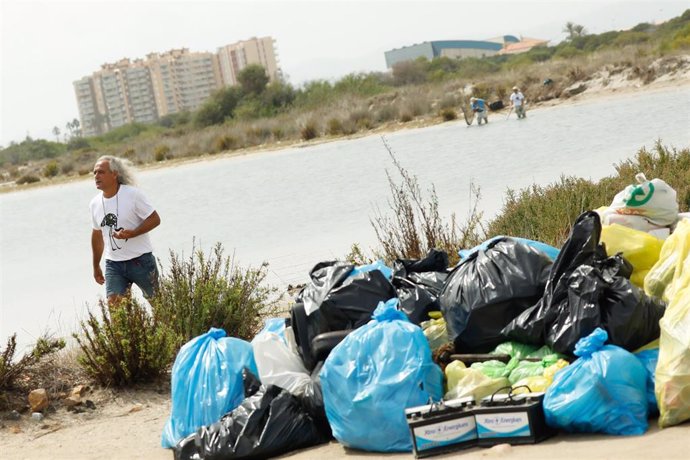 Archivo - Bolsas de basura amontonadas durante la campaña '1m2 por las playas y los mares', en la playa de la Caleta del Estacio, a 16 de septiembre de 2023, en San Javier, Murcia, Región de Murcia (España). 