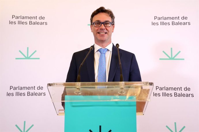 El vicepresidente y conseller de Economía, Hacienda e Innovación, Antoni Costa, atendiendo a la prensa tras la aprobación de los presupuestos.