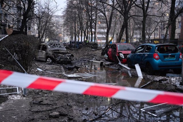 Daños dejados por la caída de un misil balístico sobre Kiev, Ucrania.