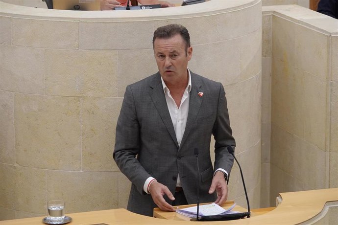 Guillermo Blanco, diputado del PRC y ex consejro de Ganadería de Cantabria, en el Parlamento.