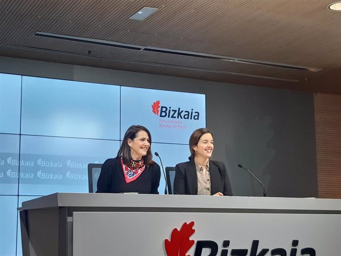 La portavoz de la Diputación de  Bizkaia, Leixuri Arrizabalaga, y la diputada de Hacienda, Itxaso Berrojalbiz, en rueda de prensa.