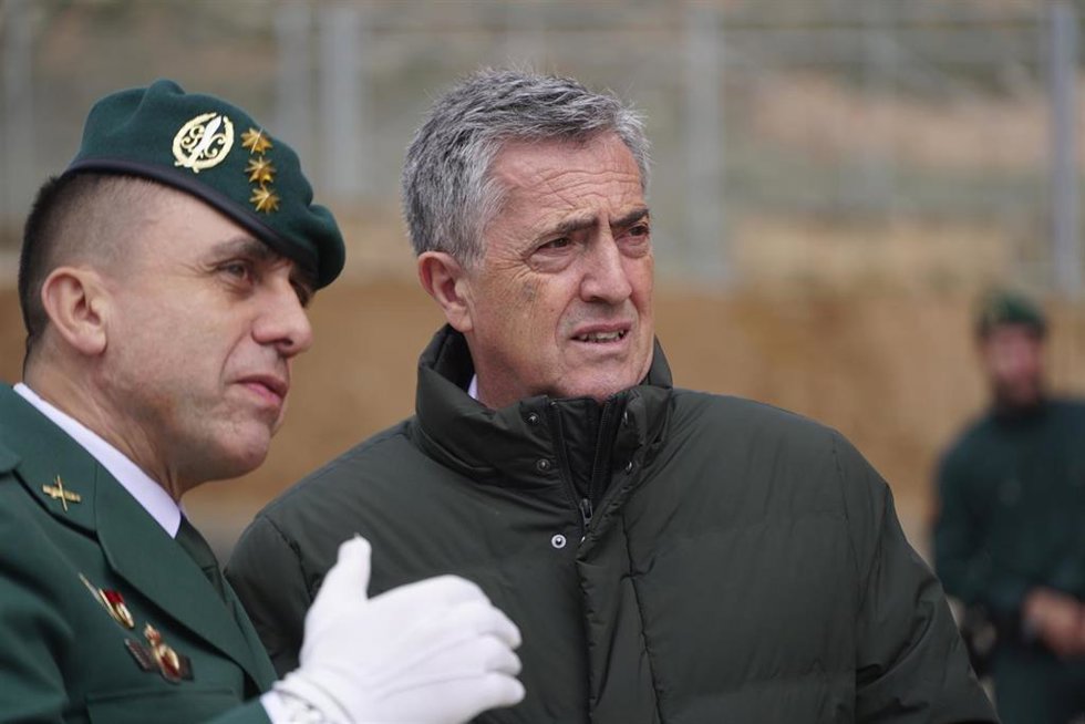 El director general de la Guardia Civil, Leonardo Marcos, atiende las explicaciones en el PEFE del coronel Francisco Javier Molano, jefe de la Unidad de Acción Rural (UAR) de la Guardia Civil