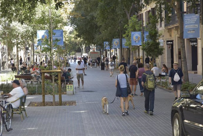 Archivo - Varias personas caminan a lo largo de la calle Consell de Cent, a 8 de septiembre de 2023, en Barcelona, Catalunya (España).