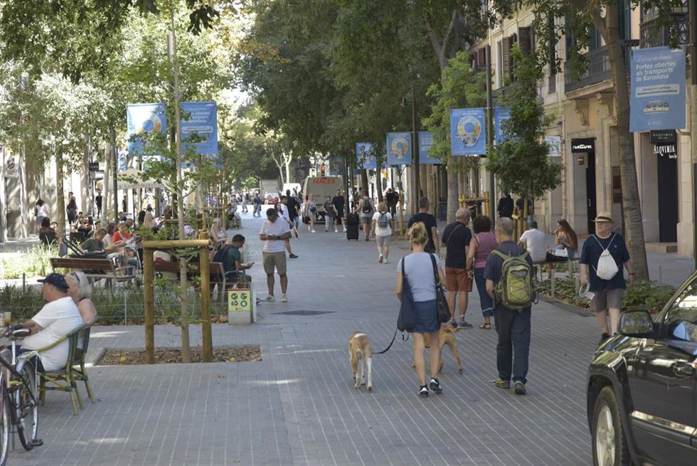 Archivo - Varias personas caminan a lo largo de la calle Consell de Cent, a 8 de septiembre de 2023, en Barcelona, Catalunya (España).