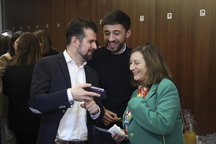 El secretario del PSOE en Castilla y León, Luis Tudanca (i) y el secretario general de Juventud del PSOE de Castilla y León, Fran Díaz (c), conversan durante un acto para hacer balance del año, a 21 de diciembre  