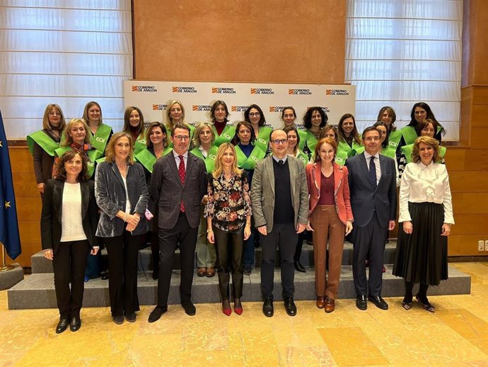 La vicepresidenta segunda del Gobierno de Aragón, Mar Vaquero, con las participantes en el Programa de Desarrollo para la Dirección de Mujeres con Alto Potencial.