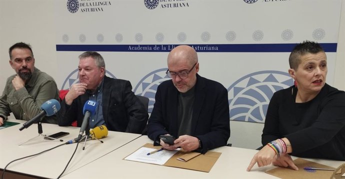 El secretario general de CCOO de Asturias, José Manuel Zapico; el presidente de la Academia de la Llingua Asturiana, Xosé Antón González Riaño; el secretario generald e CCOO, Unai Sordo, y la responsable de Cultura en CCOO de Asturias, Ursula Szalata.