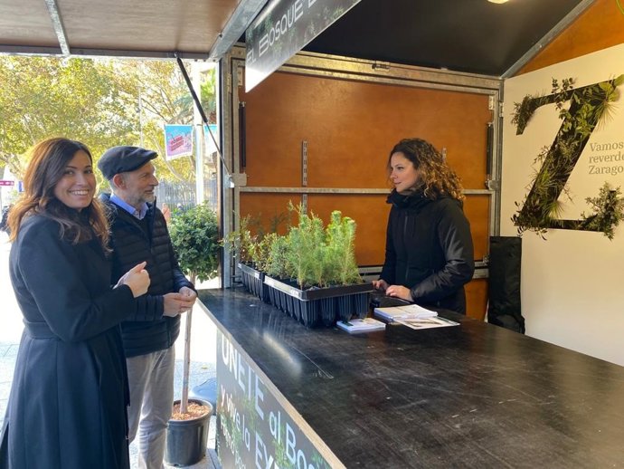 La consejera municipal de Medio Ambiente y Movilidad, Tatiana Gaudes, y el director de Ecodes, Víctor Viñuales, visitan la caseta del Bosque de los zaragozanos, situada en la plaza Aragón.