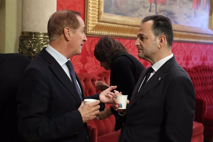 El conseller del Mar y del Ciclo del Agua, Juan Manuel Lafuente (i) y el diputado parlamentario de Sa Unió, Llorenç Córdoba (d), conversando durante la primera sesión del pleno de presupuestos.