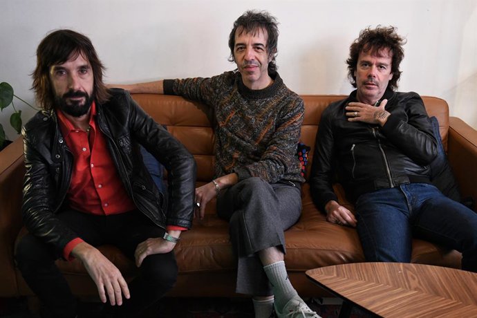 Archivo - Los integrantes de Sidonie, Marc Ros (c); Jesús Senra (d) y Axel Pi (i), posan para Europa Press tras una entrevista para presentar su nuevo disco 'MARC, AXEL Y JES'.