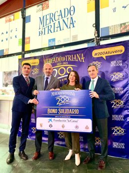 Entrega de bonos solidarios en el Mercado de Triana para familias vulnerables.