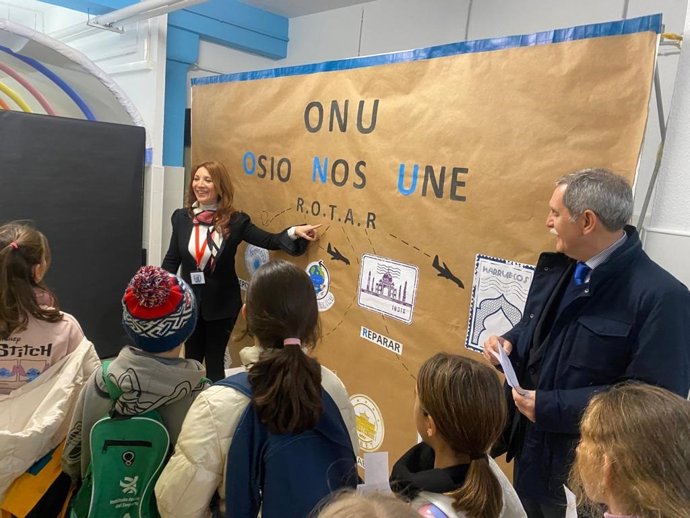 El delegado territorial de Desarrollo Educativo y Formación Profesional de la Junta, José Francisco Viso, en su visita al CEIP Obispo Osio.