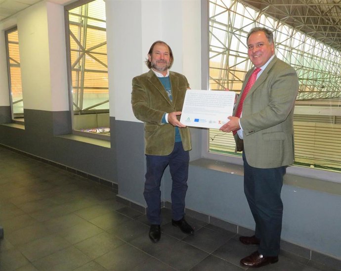 El delegado de Empleo, Empresa y Trabajo Autónomo, Juan Carlos Duarte, entrega la subvenció para el sistema de bioclimatización del Mercado del carmen de Huelva.
