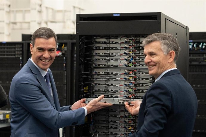 Archivo - El presidente del Gobierno, Pedro Sánchez, y el director de Operaciones del Barcelona Supercomputing Center, Sergi Girona, este jueves en Barcelona.