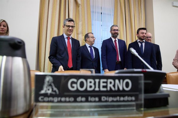 El ministro de la Presidencia, Relaciones con las Cortes y Justicia, Félix Bolaños (i), a su llegada a la elección de la Vicepresidencia Primera de la Comisión de Justicia, en el Congreso de los Diputados, a 21 de diciembre de 2023, en Madrid (España). 