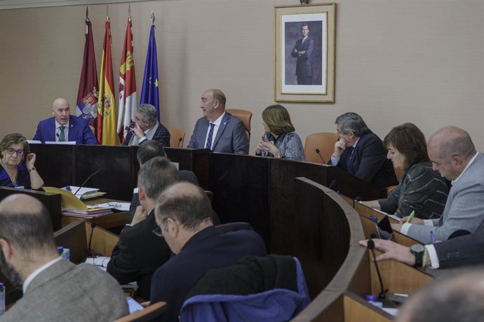 El diputado de Hacienda, Óscar Moral (izda), durante una de sus intervenciones en defensa del proyecto de Presupuestos 2024