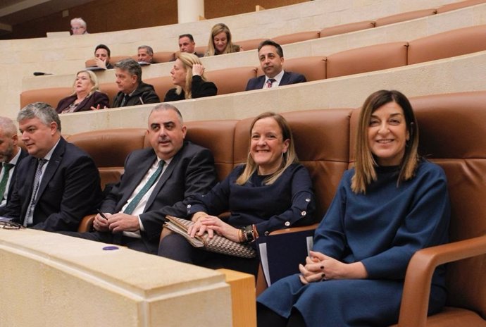 La presidenta de Cantabria, María José Sáenz de Buruaga, y los consejeros y miembros del Grupo Popular en el Pleno de debate de los Presupuestos de 2024