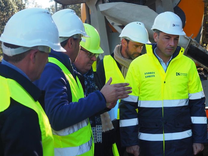 El vicepresidente primero y delegado de Infraestrucutras, Sostenibilidad y Agricultura de la Diputación de Córdoba, Andrés Lorite (dcha.), en su visita a las actuaciones en el camino Alto de Adamuz.