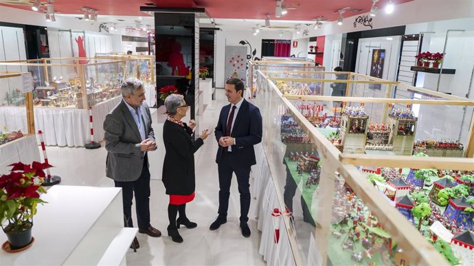 El presidente de la Diputación de Almería, Javier A. García, y el vicepresidente, Ángel Escobar, visitan la Gran Exposición Playmobil de la Asociación de Niños con Cáncer 'Argar'
