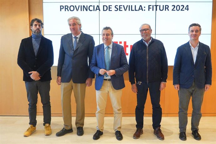 El presidente de la Diputación de Sevilla, Javier Fernández; el secretario general de la Confederación de Empresarios (CES), David Alva; y los secretarios provinciales de CCOO y UGT, Carlos Aristu y Juan Bautista Ginés, respectivamente