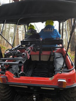 Perros de rescate y un vehículo de montaña se unen a la búsqueda de la octogenaria desaparecida en Vila de Cruces.