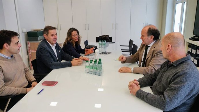 Reunión del portavoz del PSOE en el Ayuntamiento de Oviedo, Carlos Fernández Llaneza y los ediles Sonia Fidalgo y Javier Ballina con el presidente de Ópera de Oviedo, Juan Carlos Rodríguez-Ovejero, y su director, Celestino Varela.