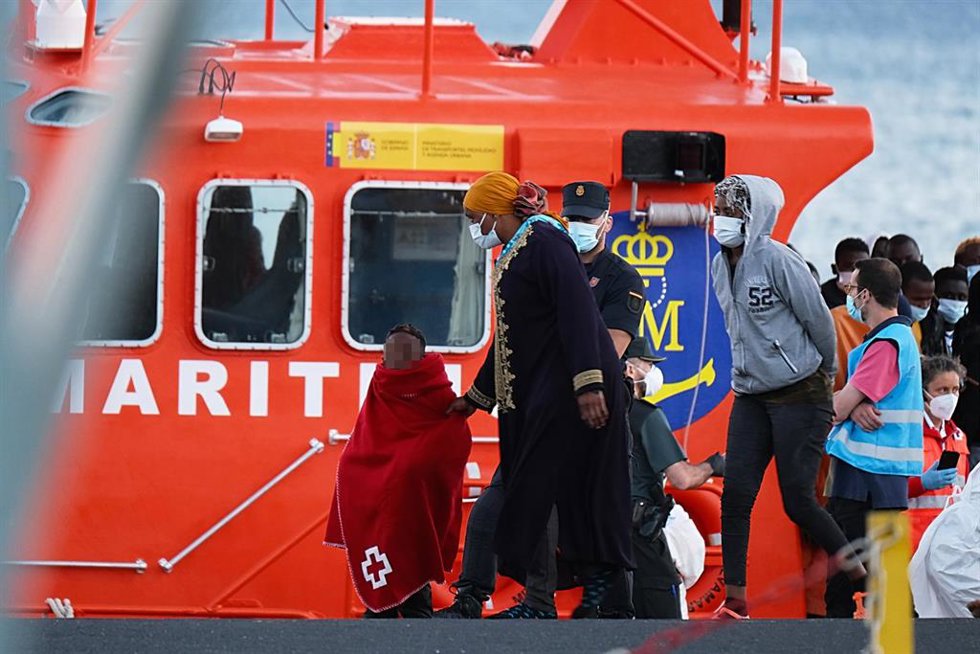 Archivo - Una niña migrante llega llegan a tierra junto con otros migrantes tras el rescate del buque Salvamar Mizar a una patera de 56 inmigrantes subsaharianos, entre ellos dos bebés y es posible que alguna mujer embarazada, en el Puerto del Rosario, 