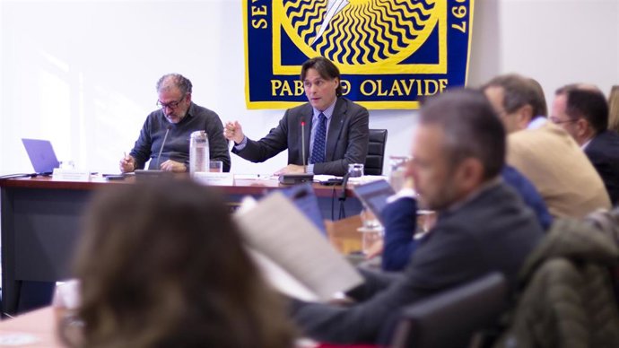 El rector de la Universidad Pablo de Olavide, Francisco Oliva, durante el Consejo de Gobierno.
