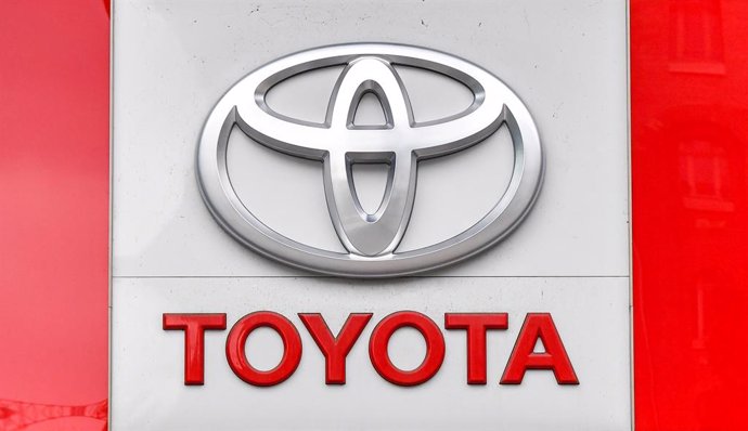Archivo - FILED - 15 July 2020, Berlin: The logo of Toyota is pictured in Berlin. Toyota Motor Europe on 04 December said it expects the company's battery-powered electric vehicle sales to be more than 250,000 per year by 2026. Photo: Jens Kalaene/dpa-Zen